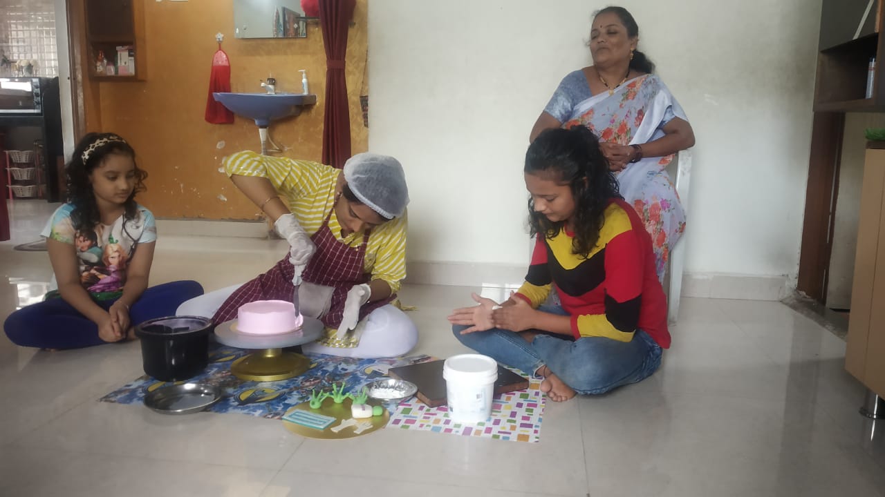 प्रिया पुण्यातील एका ऑफिसमध्ये कामाला होती. आजारपणात प्रियाच्या आईची तब्येत बिघडल्यामुळे त्यांना कायमचं अंधत्व आलं. त्यामुळे आईची काळजी घेण्यासाठी आणि घराकडे लक्ष देण्यासाठी प्रियाने घरी थांबण्याचा निर्णय घेतला. यादरम्यान प्रियाने बेकरी प्रोडक्ट्स बनवण्याचा कोर्स केला. ते शिक्षण प्रियाला आता आपलं घर चालवण्यास उपयोगी ठरतं आहे.