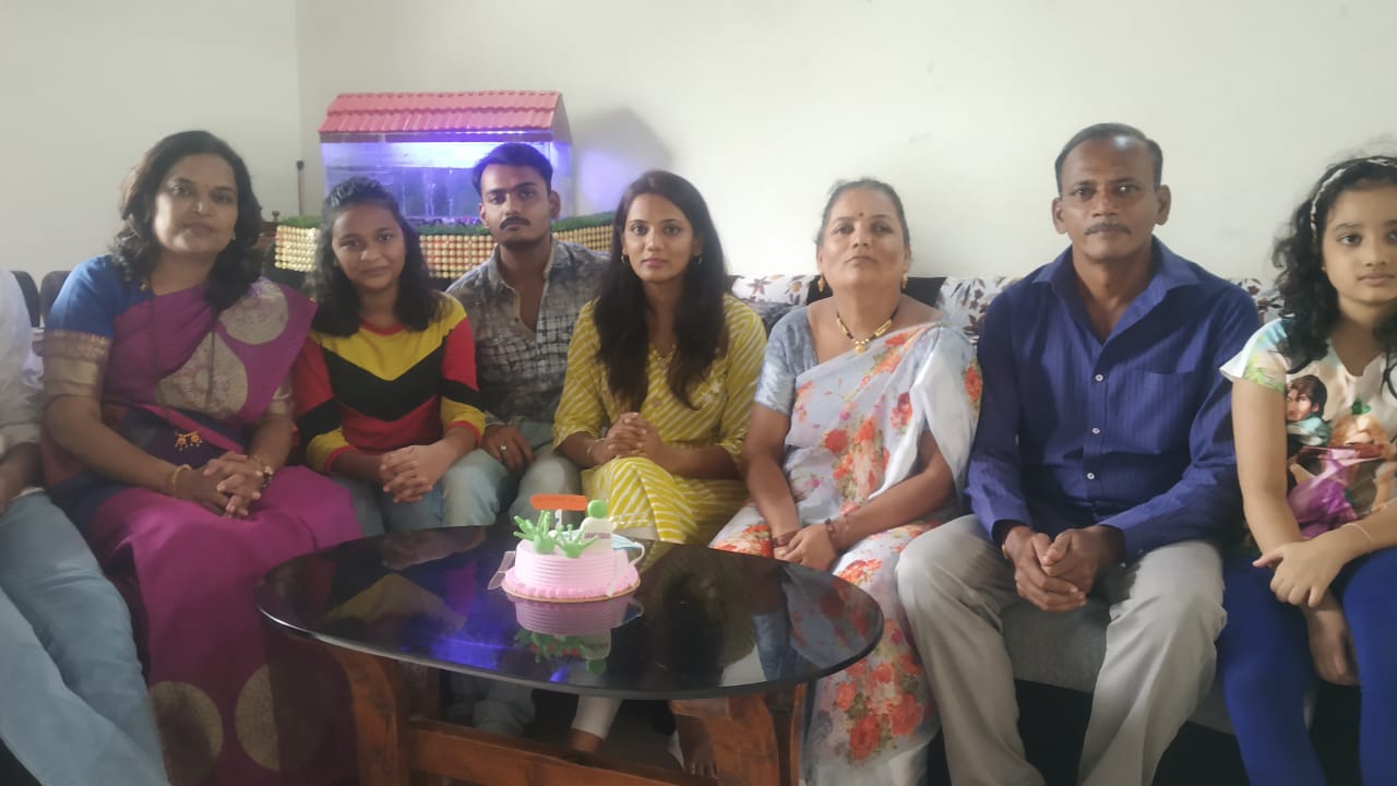 करोना विषाणूचा सामना करण्यासाठी गेले ३ महिने संपूर्ण देशभरात लॉकडाउन लागू करण्यात आलं होतं. महाराष्ट्रात पुणे शहराला करोना विषाणूचा चांगलाच फटका बसला. लॉकडाउन काळात अनेक कुटुंबातील कमावत्या व्यक्तींना आपले जॉब गमवावे लागले. पुण्यात एमबीएचं शिक्षण घेतलेल्या प्रिया शिरसकर या तरुणीने संकटासमोर हार न मानता, लढण्याचं ठरवलं. गेले काही दिवस प्रिया घरात केक तयार करुन विकते आहे, तिच्या या छोट्याश्या प्रयत्नामुळे घर चालवण्याच चांगला हातभार लागतो आहे. (सर्व छायाचित्र - सागर कासार)