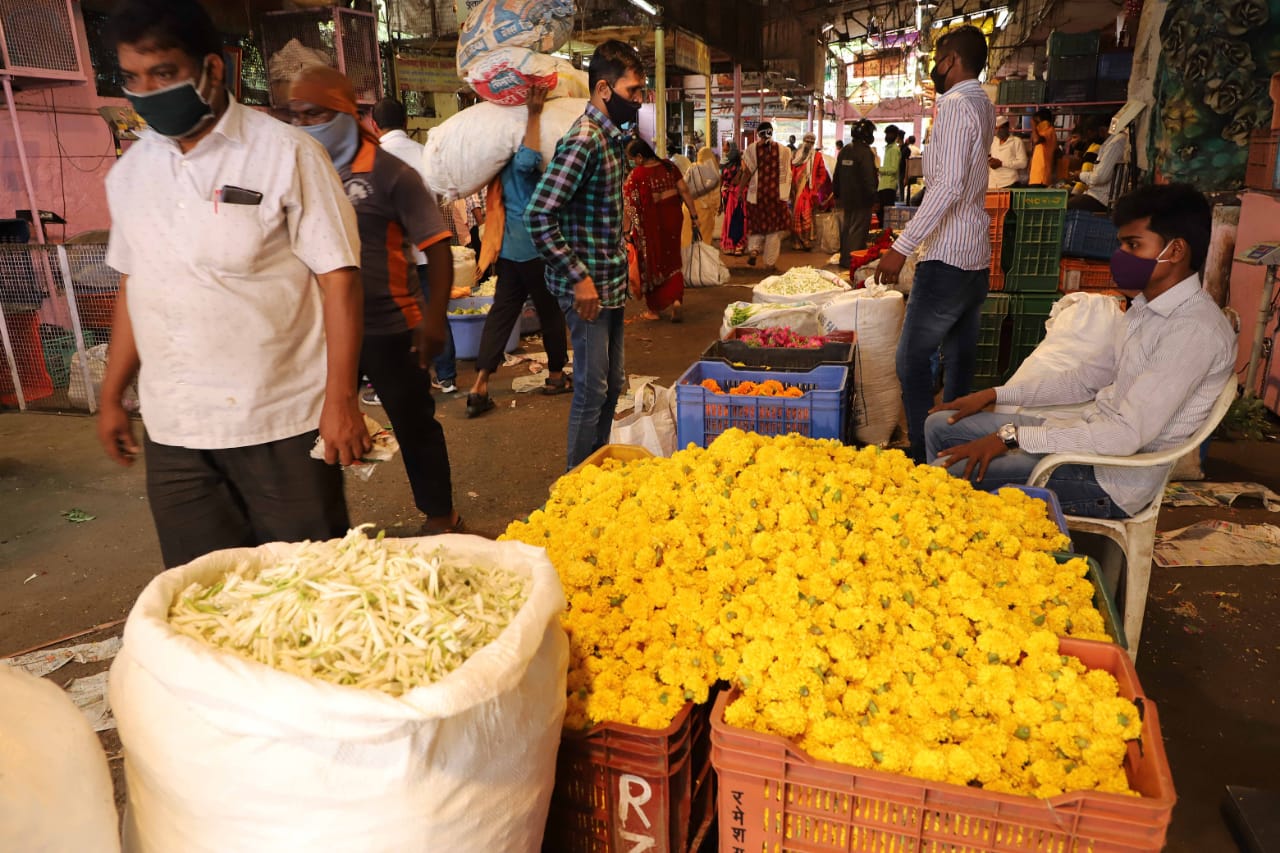 याचा परिणाम भावावरही व्हायला लागला आहे. ऐरवी शंभर रुपयांपेक्षा जास्त किमतीला विकली जाणारी फुलं आता ५ रुपये किलोच्या दराने विकली जात आहेत.