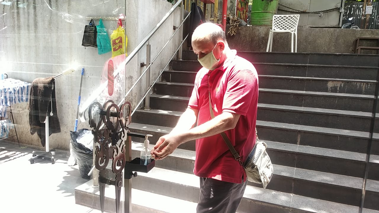 दुसरीकडे पुणे शहरातली रविवारी सलूनची दुकानं सुरु झाली. दुकानाबाहेर ग्राहकांसाठी हात स्वच्छ करण्याकरता सॅनिटायजर मशिन लावण्यात आलेलं आहे.