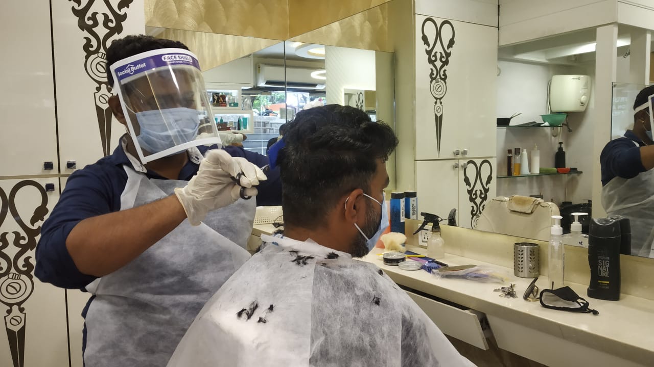 त्यातच पुणे आणि लगतच्या परिसरात करोनाचे वाढते रुग्ण पाहता, सरकार या दुकानांसाठीची परवानगी कधी रद्द करु शकते. त्यामुळे सलून व्यवसायिकांमध्ये संभ्रमाचं वातावरण कायम आहे.