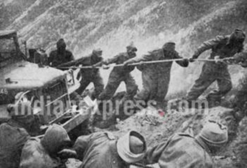 १९६२ च्या भारत चीन युद्धादरम्यान डोंगराळ भागांमधून एक ट्रक दोरखंडाद्वारे खेचून नेत असताना भारतीय जवान. (Photo Source: Express archive)