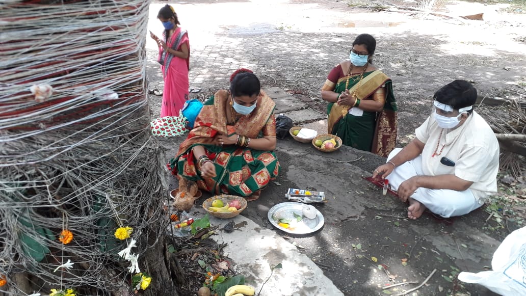 हिंदू धर्मातील एका महत्वाच्या सणापैकी एक सण म्हणजे वट पौर्णिमा. ज्येष्ठ महिन्यात येणारी पौर्णिमा ही दिवस वटपौर्णिमा म्हणून साजरी केली जाते. (एक्स्प्रेस फोटो - नरेंद्र वासकर)
