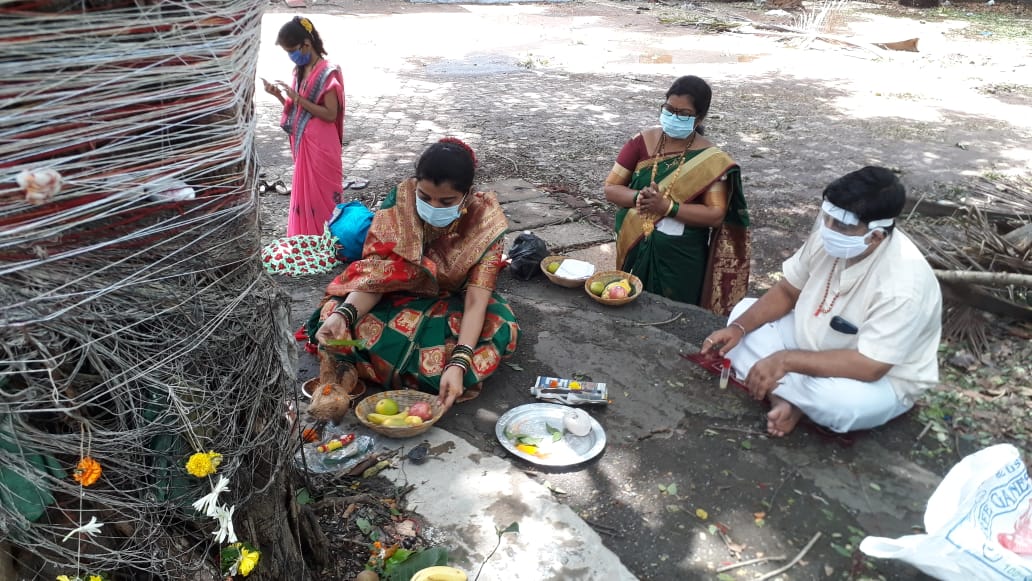 वटपौर्णिमेला वडाच्या वृक्षाला अनन्यसाधारण महत्व आहे. वड हा वृक्ष अनेक वर्ष आयुष्य असणारा भक्कम वृक्ष म्हणून ओळखला जातो. पूर्वी स्त्रिया तीन दिवसांचे व्रत करायच्या मात्र आता पौर्णिमेच्या दिवशी स्त्रिया उपवास करुन वडाच्या झाडाची पूजा करतात. (एक्स्प्रेस फोटो - नरेंद्र वासकर)