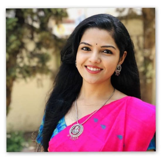 आर्याची आजीसुद्धा एक शास्त्रीय गायिका आहे. तिने आर्या जेमतेम २ वर्षाची असतानाच तिचे गायनातले कौशल्य ओळखले.