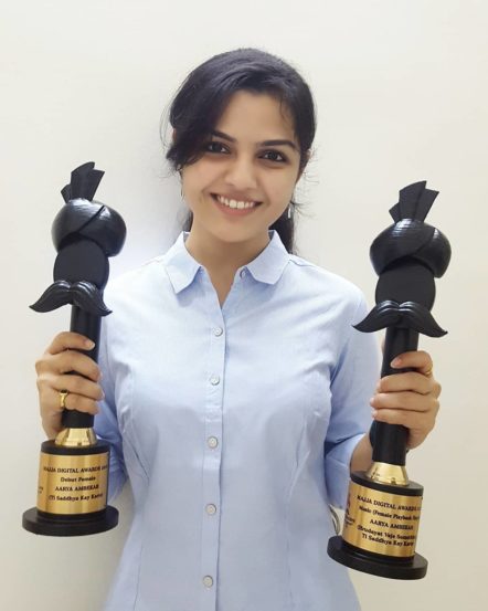 तिसरीत असताना आर्याने आंतरशालेय गायनाच्या स्पर्धेत भाग घेतला आणि आपल्या शाळेला पहिले पारितोषिक मिळवून दिले.