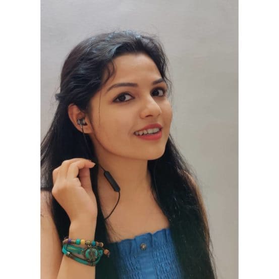 मूळची नागपूरची असलेली आर्या गायनामध्ये यशस्वी झाल्यानंतर तिने अभिनयातही नशीब आजमावले.