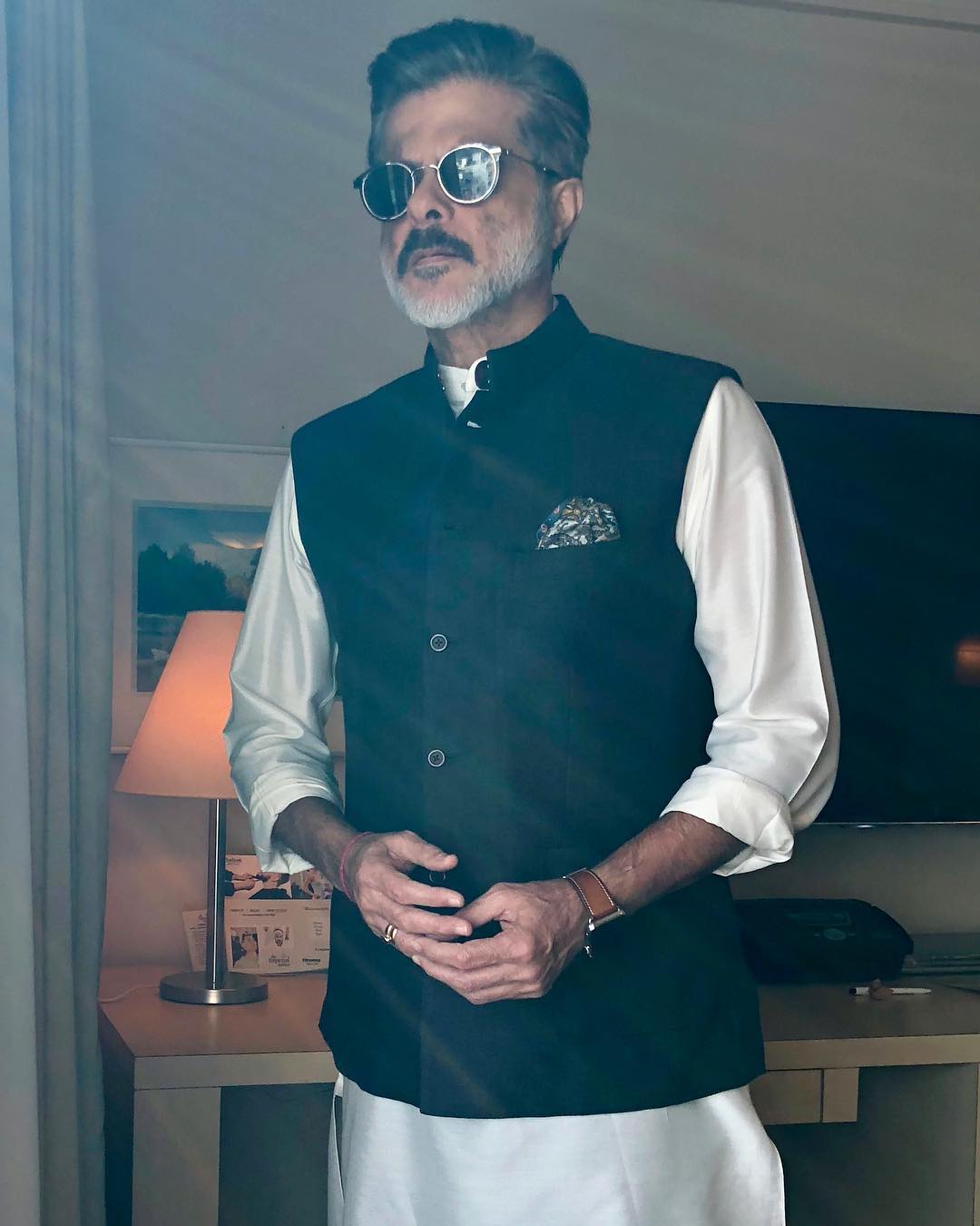 अनिल कपूर यांनी वयाच्या १४ व्या वर्षी पहिल्यांदा रुपेरी पडद्यावर अभिनय केला. 'तू पायल में गीत' या चित्रपटात त्यांनी बालकलाकाराची भूमिका केली.