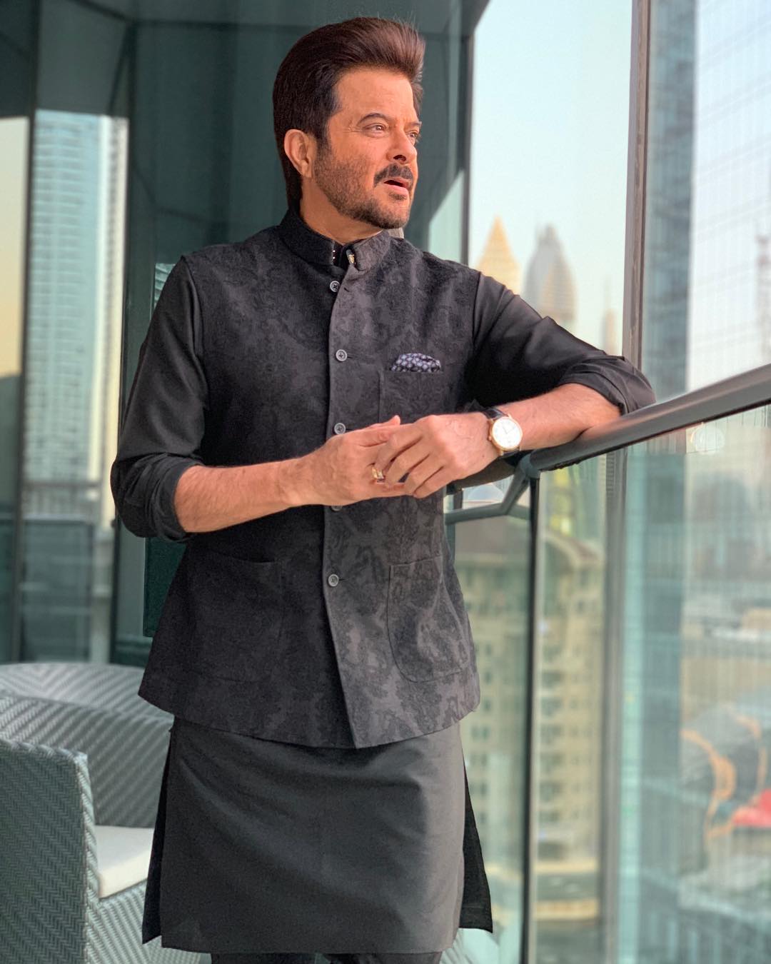 'वो सात दिन' चित्रपटातून अनिल कपूर यांनी बॉलिवूडमध्ये पदार्पण केले. २३ जून १९८३ रोजी हा चित्रपट प्रदर्शित झाला. त्याआधी अनिल कपूर यांनी काही हिंदी, तेलगु आणि कन्नड चित्रपटात छोटया-छोटया भूमिका केल्या.