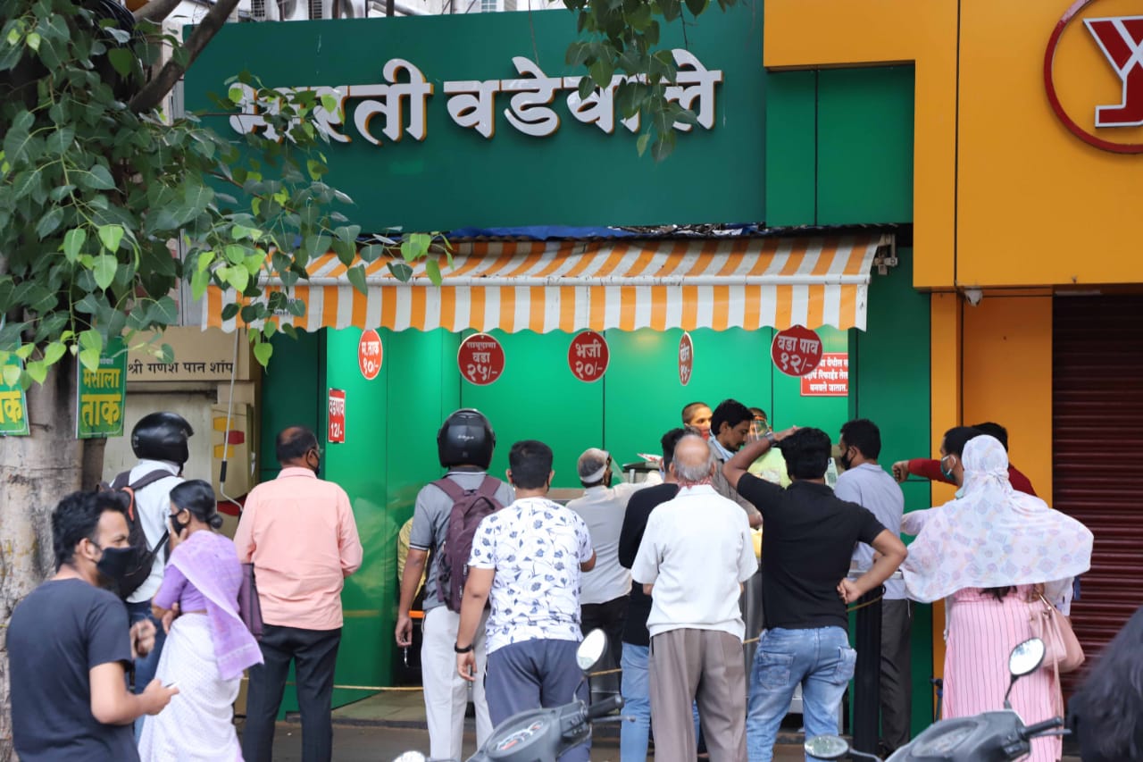 भारती वडेवाल्यांच्या दुकानाबाहेर जमा झालेली गर्दी...