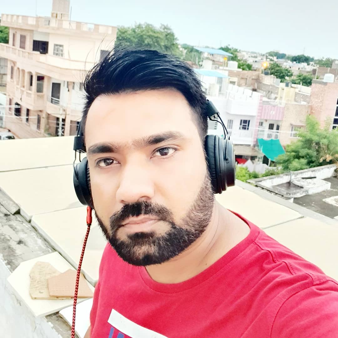 या चाहत्याची सध्या सोशल मीडियावर प्रशंसा होत आहे. (Photo credit : iamdevborana/Instagram)