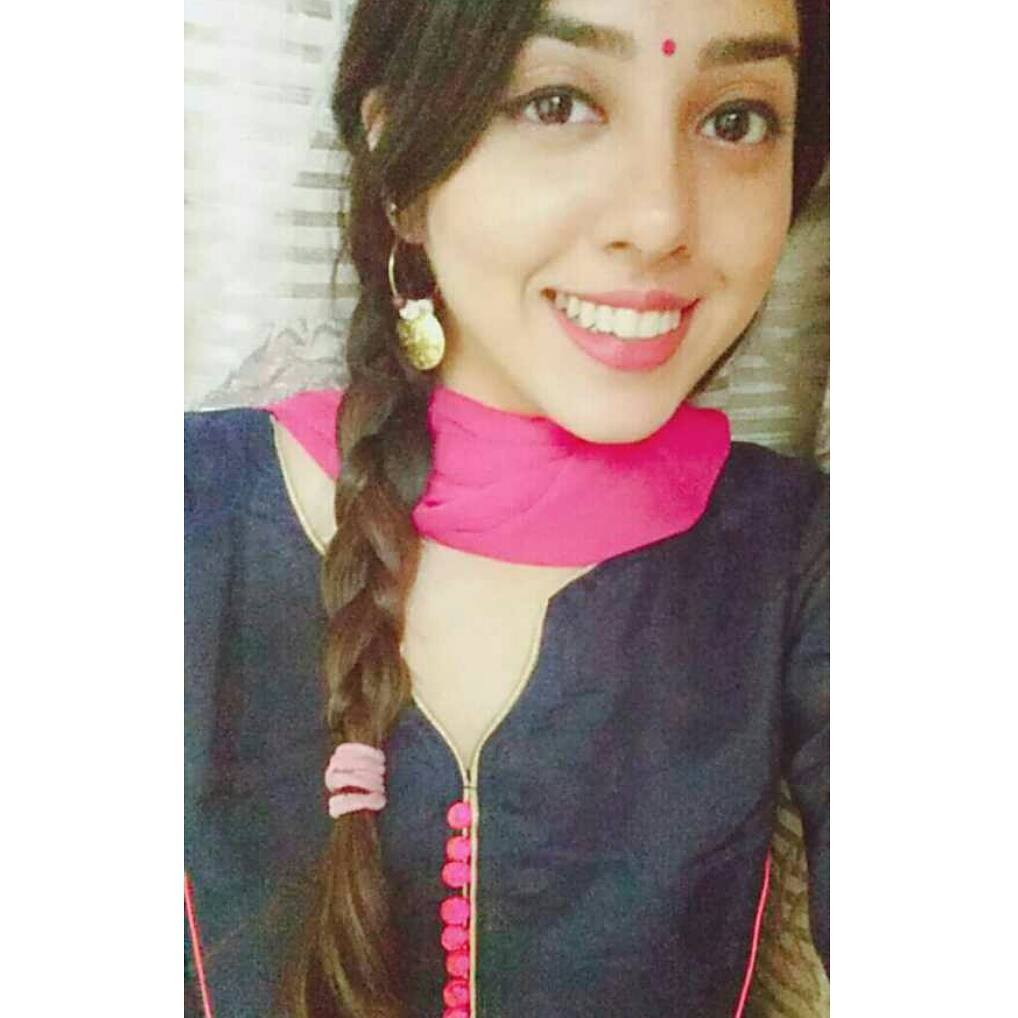 तिला वाचनाची आवड आहे.