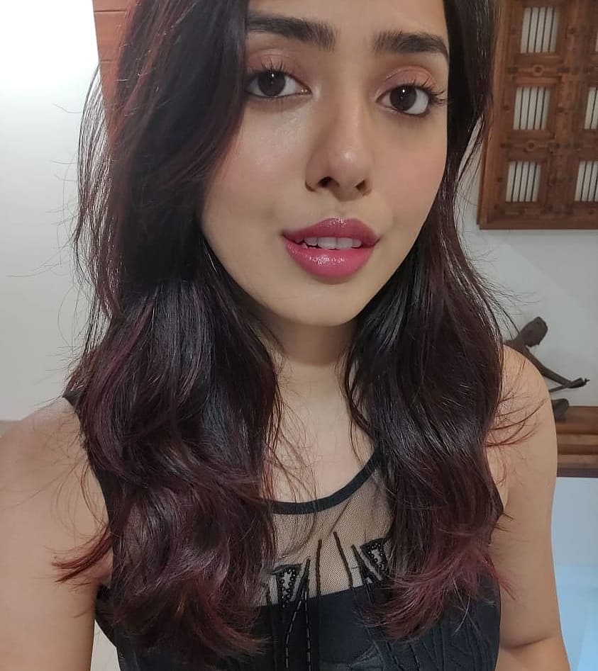 तिचे इन्स्टाग्रामवर सध्या ९ लाख फॉलोअर्स आहेत.
