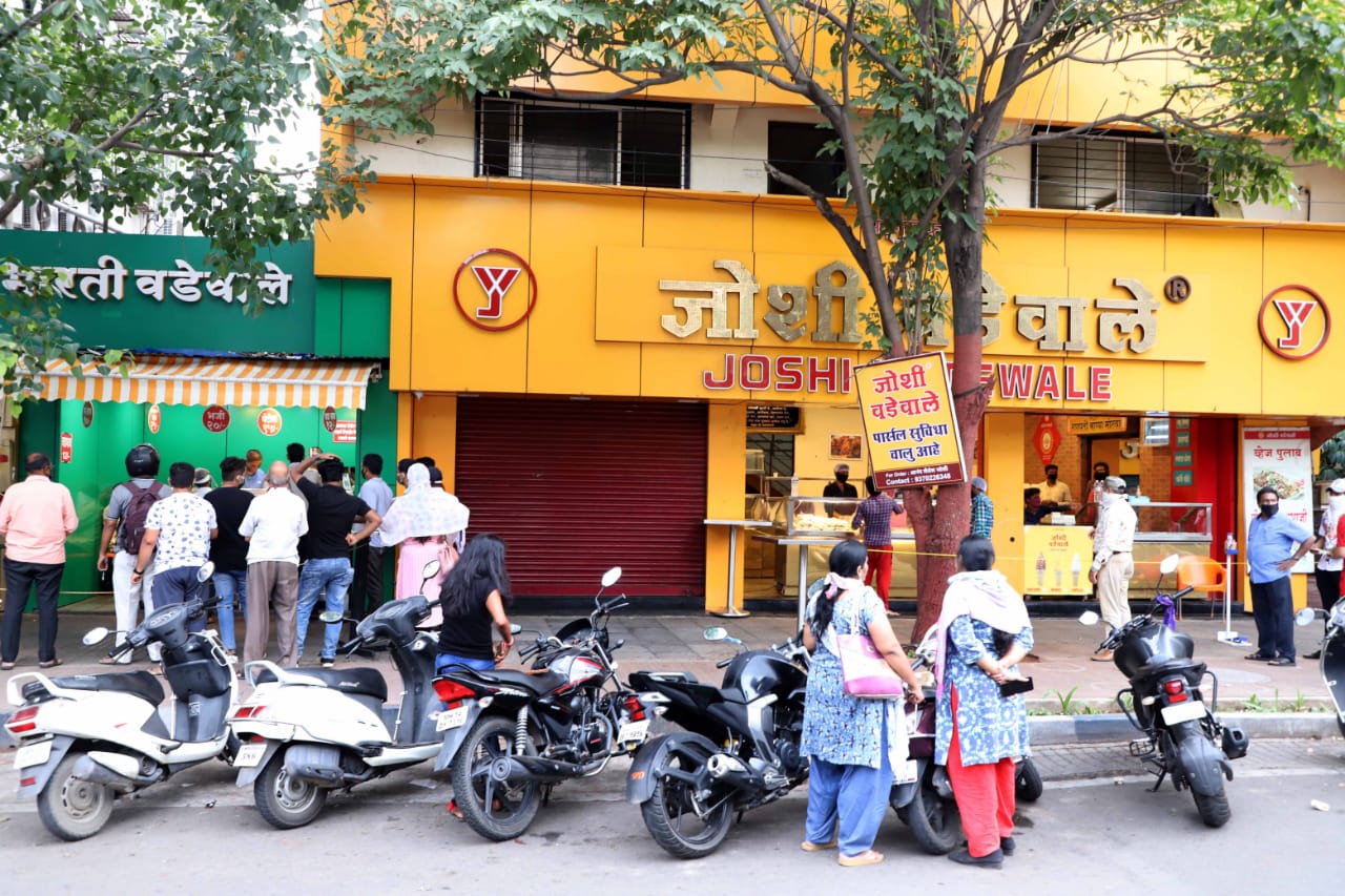 पुणेकर म्हणजे अस्सल खवय्ये, दुकानं सुरु झाली म्हटल्यावर त्यांनी लगेचच दुकानांबाहेर अशी गर्दी केली होती.