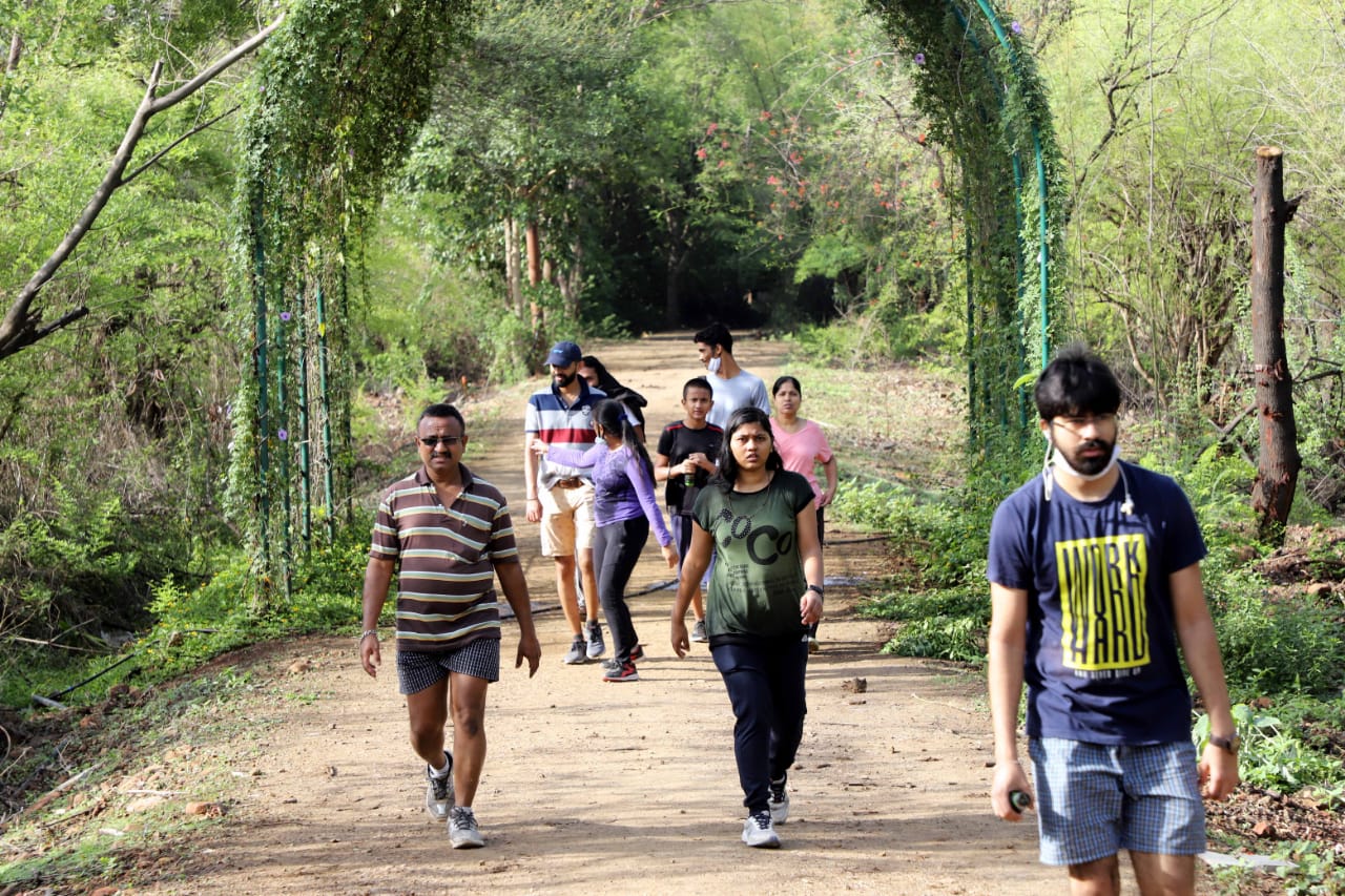 या टेकडीवर फिरायला जाणाऱ्यांसाठी केवळ तीन तासांचा अवधीच ठेवण्यात आला आहे. त्यानुसार सकाळी ५ ते ८ वाजेपर्यंतच इथे प्रवेश मिळणार आहे.