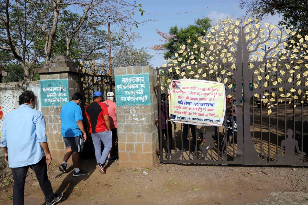 पुणे : लॉकडाउननंतर तब्बल तीन महिन्यांनी शहरातील उद्याने आणि टेकड्या नागरिकांसाठी खुल्या करण्यात आल्या आहेत. त्यामुळे रविवारी शहरातील तळजाई टेकडीवर फिरण्यासाठी नागरिकांनी गर्दी केली होती. (सर्व छायाचित्रे - पवन खेंगरे)