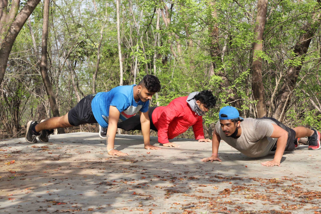 व्यायामासाठी येणाऱ्या नागरिकांसाठी इथं विविध प्रकारच्या व्यायामाच्या सुविधा उपलब्ध करुन देण्यात आल्या आहेत.