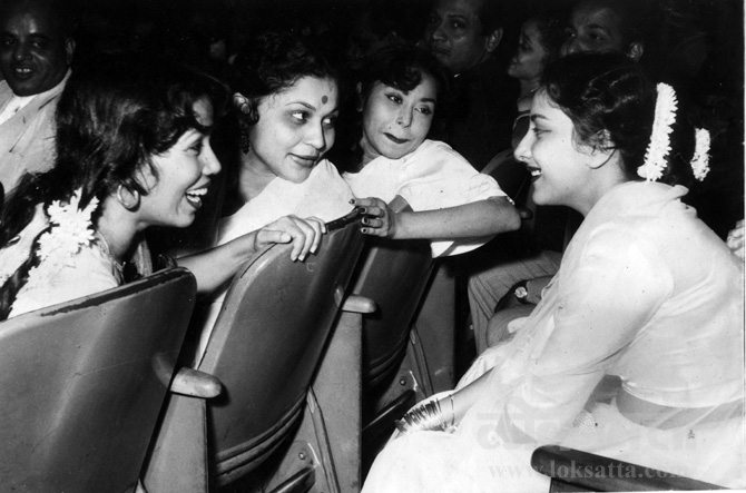 अभिनेत्री सितारा, निरुपा रॉय, स्मृती बिस्वास आणि नर्गिस या गप्पा मारण्यात गुंतलेल्या असतानाचा फोटो