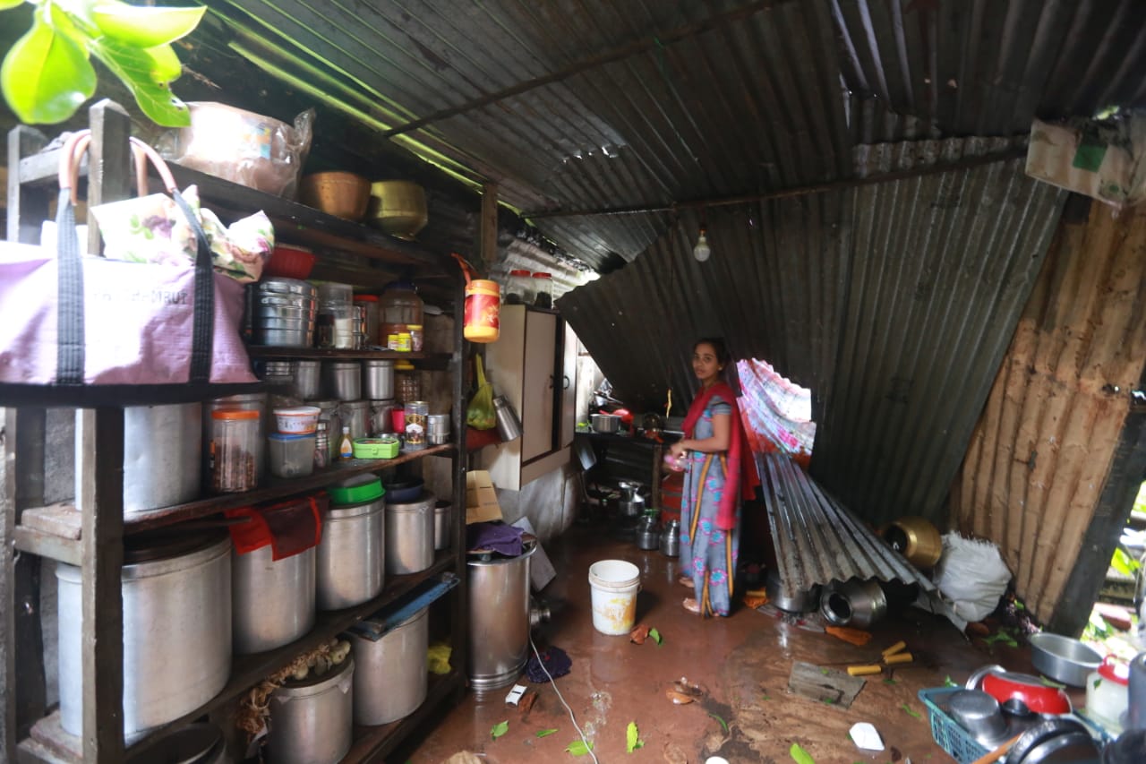 पावसाचा जोर कमी झाल्यावर विस्कळीत झालेला संसार पुन्हा लावताना गृहिणींना मोठी कसरत करावी लागली.