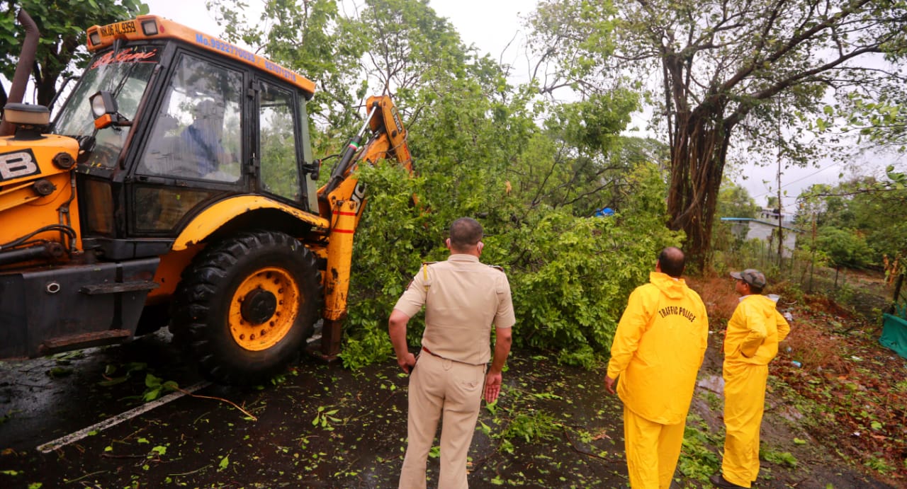 चक्रीवादळामुळे रायगडमधील मालमत्तांचे प्रचंड नुकसान झाले.