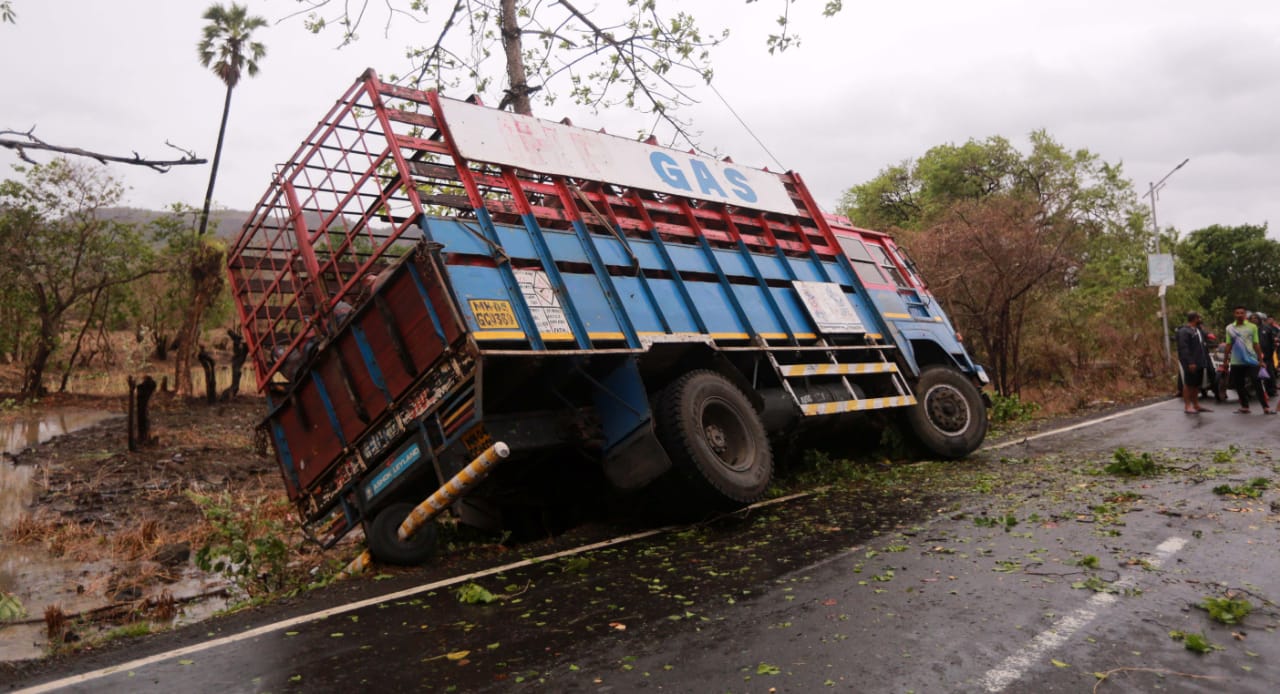 रस्ता खचल्याने एका ठिकाणी रस्त्याच्या कडेला गॅस सिलिंडरची वाहतूक करणाऱ्या ट्रकचे चाक जमिनीत रुतले होते.