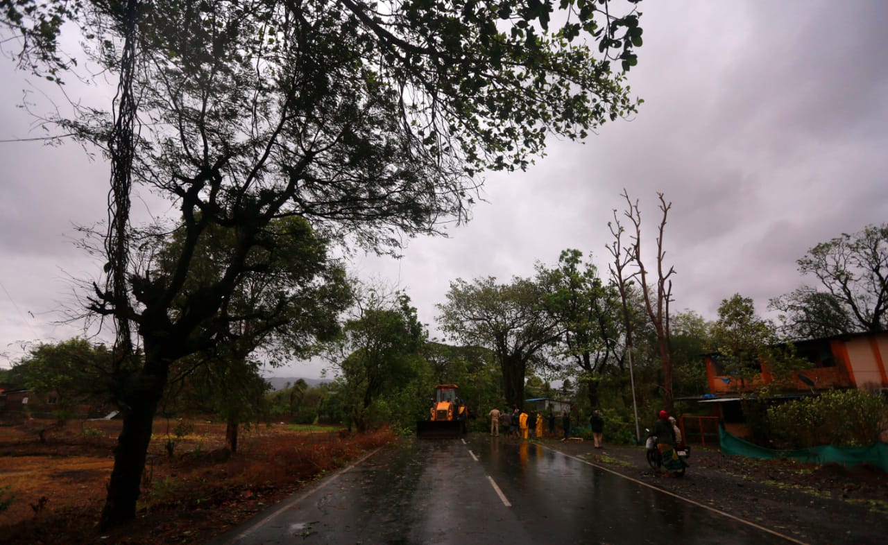 वादळामुळे मुरुड आणि श्रीवर्धन तालुक्यातील संपर्क यंत्रणा कोलमडून पडली होती.