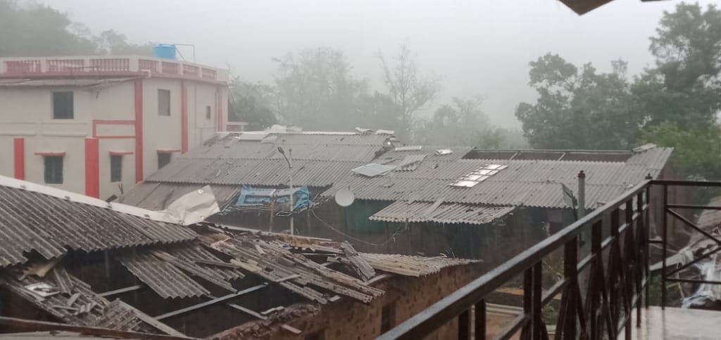 अनेक पाड्यांवर घरांचे अतोनात नुकसान झाल आहे. राजमाची येथील उदेवाडी वस्तीवर २५ घरे आहेत. तेथील बहुतांश सर्वच घराचं मोठं नुकसान झालं आहे. ज्यांची स्लॅबची घर आहेत तेवढीच व्यवस्थित राहिली आहेत.