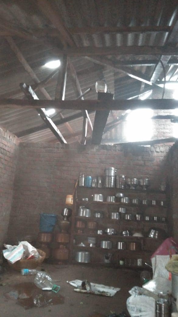 घरातील साहित्याचंही मोठ्या प्रमाणावर नुकसान झालं आहे, घरातील साहित्य वादळामुळे अस्ताव्यस्त झाले होते. घराच्या भिंतीही कोसळल्या आहेत.