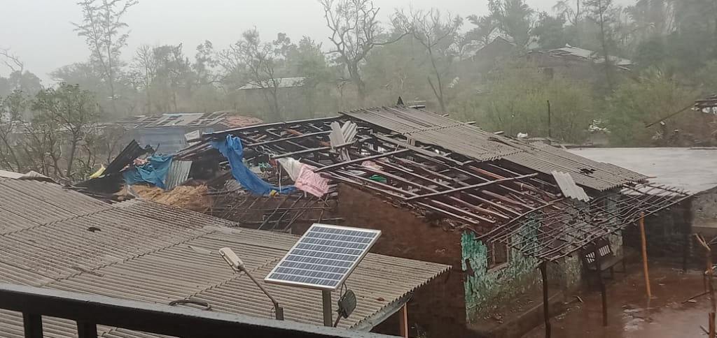 बुधवारी आलेल्या चक्रीवादळाचा प्रभाव लोणावळ्याच्या परिसरात पाहायला मिळाला. राजमाची येथील अनेक घराचं न भरून येणारं नुकसान झाल आहे.