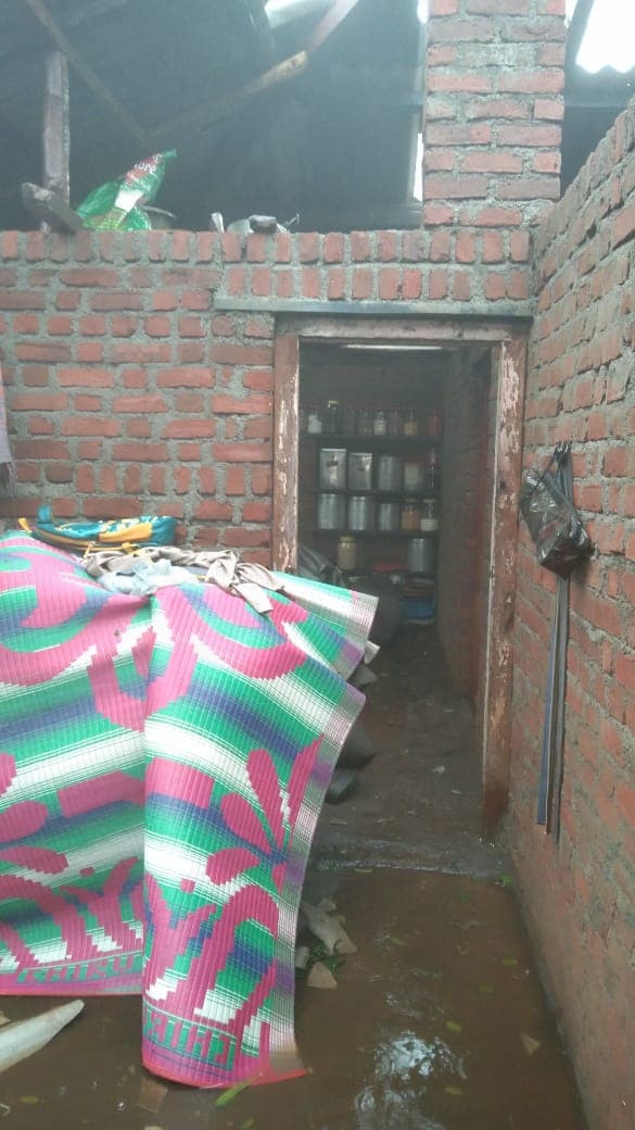 अनेक जणांनी आपला संसार वाचवण्याचा प्रयत्न केला, पण वादळ खूप मोठे असल्याने त्यावर मात करू शकले नाहीत.