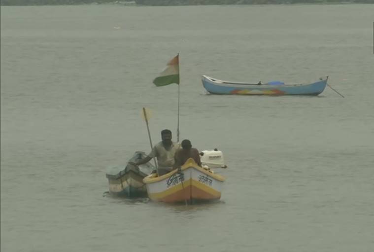 २००४ मध्ये ६४ नावाची यादी तयार केली होती. गेल्या आठवड्यात आलेल्या अम्फान चक्रीवादळाला या यादीतील अखेरचं नाव दिलं आहे. त्यानंतर आता नव्या यादीतील पहिलं नाव तीन तारखेला धडकणाऱ्या चक्रीवादळाला देण्यात आलं आहे. (फोटो : एएनआय)