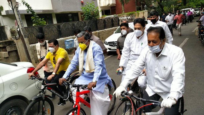 बंगळुरूमध्ये काँग्रेस नेते व माजी मुख्यमंत्री सिद्धरमय्या हे सायकल चालवत आंदोलनाच्या ठिकाणी कार्यकर्त्यांसह रवाना झाले होते