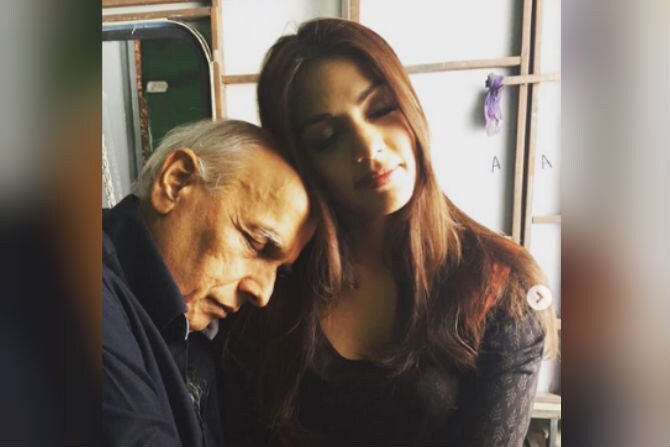 'जलेबी' या चित्रपटानंतर रिया व महेश भट्ट यांच्यात चांगली मैत्री झाली होती.