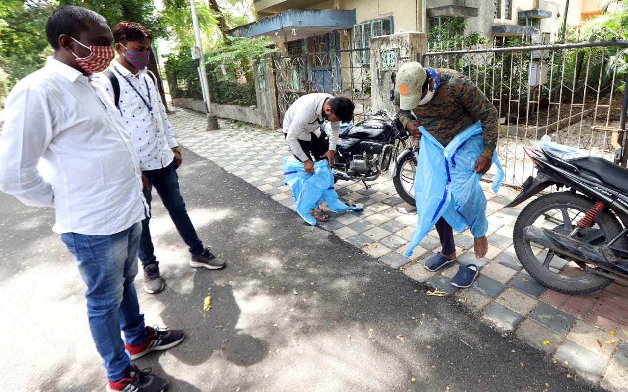 या विशेष पथकाने संबंधित ठिकाणी पोहोचल्यानंतर काम सुरु करण्यापूर्वी सोबत आणलेले पीपीई किट परिधान केले.