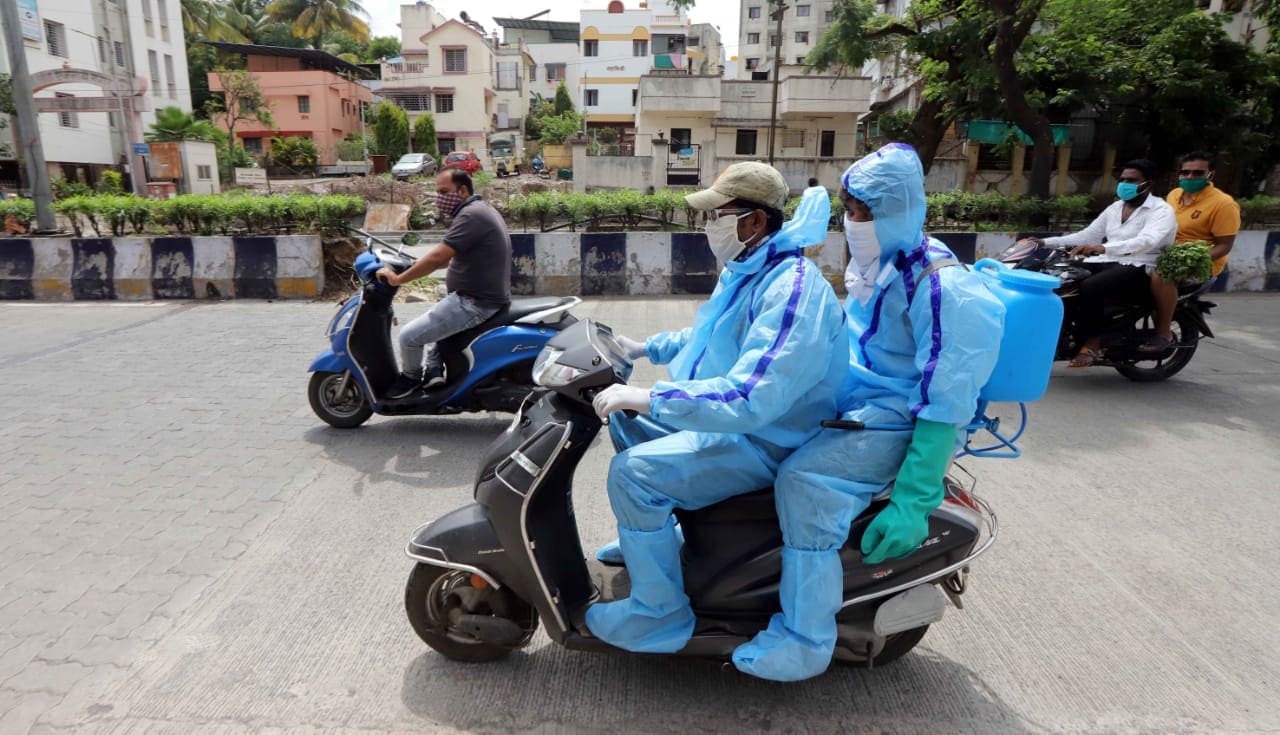 आपलं सर्व काम आटोपल्यानंतर हे पथक आपल्या दुचाकीवरुन इच्छितस्थळी रवाना झाले.