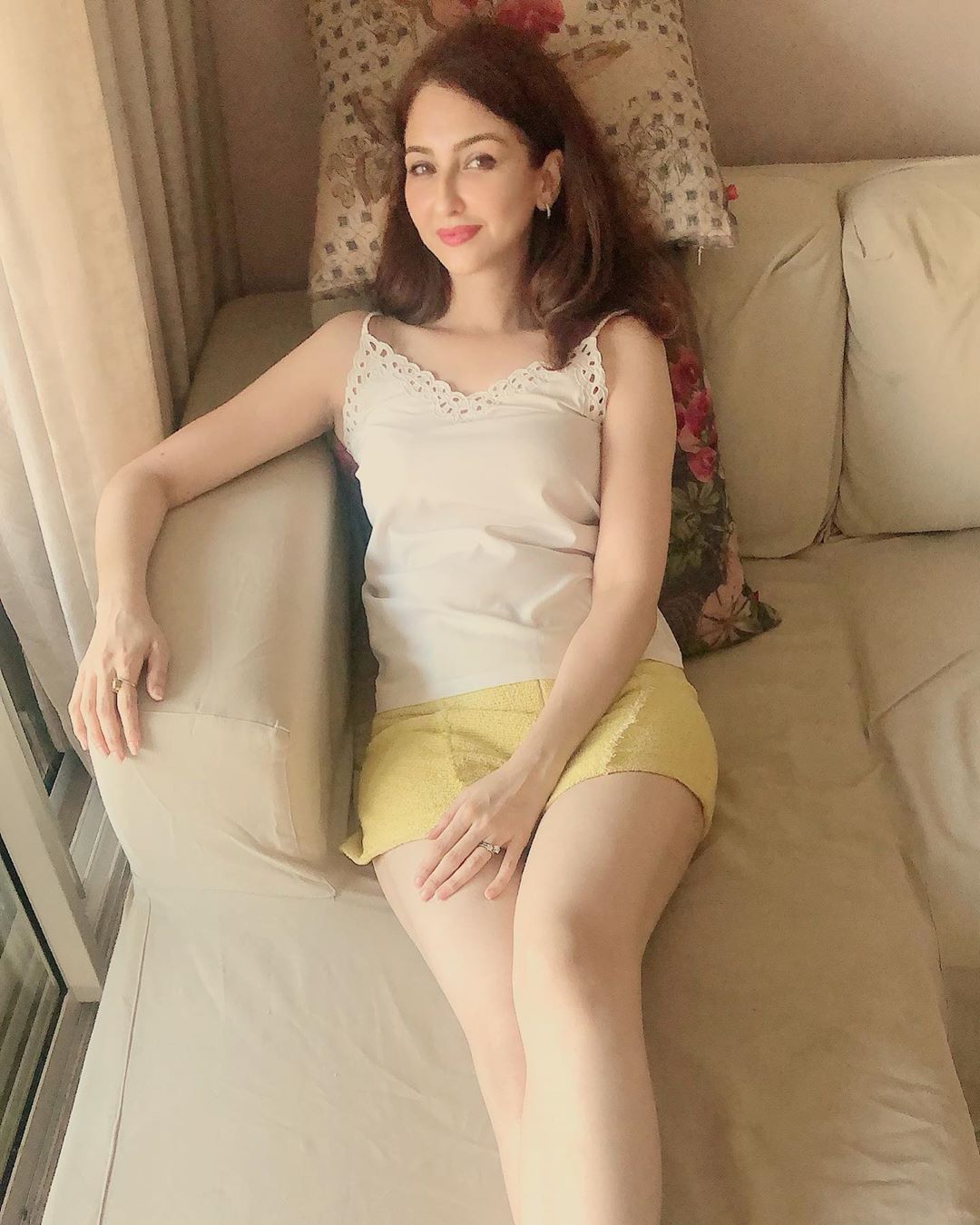 "यामागे काय कारण आहे ते मला माहित नाही. जाहीराती नसल्यामुळे चॅनलना सुद्धा पैसा मिळत नाहीय अशी चर्चा आहे".