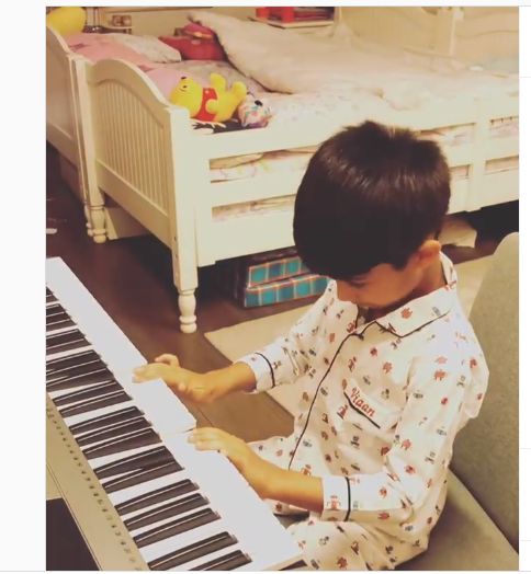 शिल्पाने काही दिवसांपूर्वी मुलगा विहानचा पियानो वाजवतानाचा व्हिडीओ शेअर केला होता.