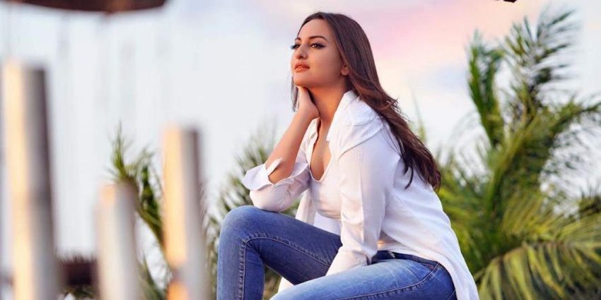 नेहा कक्कर आधी अभिनेत्री सोनाक्षी सिन्हाने सोशल मीडियापासून लांब जात असल्याचे सांगत ट्विटर अकाऊंट डिलिट केले.