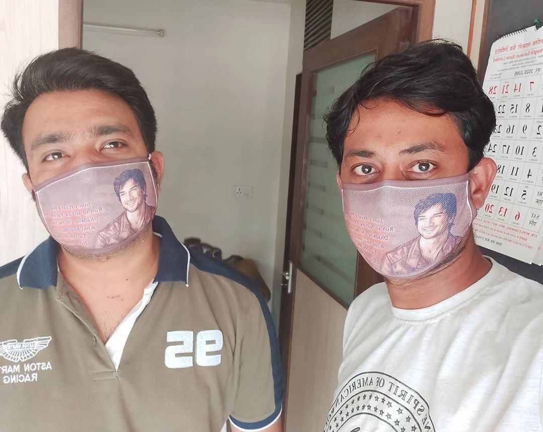 सध्या करोनाचा संसर्ग होऊ नये म्हणून सर्वजण मास्क लावत असल्याचे दिसत आहे. अशातच सुशांतच्या चाहत्याने मास्कवर सुशांतचा फोटो छापला आहे. (Photo credit : iamdevborana/Instagram)