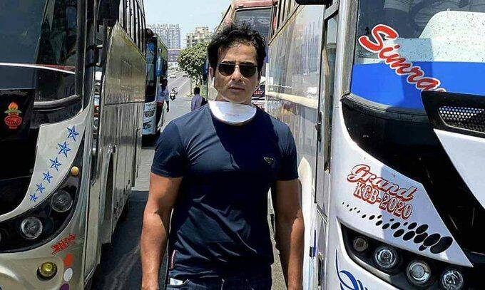 आतापर्यंत त्याने शेकडो मजुरांना बस आणि ट्रेनच्या माध्यमातून त्यांच्या गावी पोहोचवले आहे. (फोटो सौजन्य इन्स्टाग्राम)