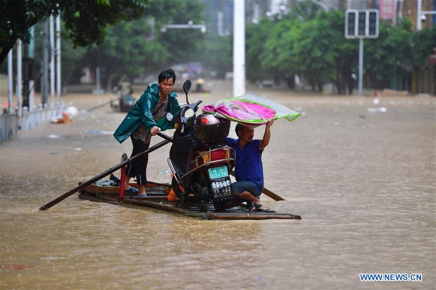 चीनमधील अनेक भागांमध्ये जोरदार पाऊस पडत असून मागील संपूर्ण आठवडा अनेक ठिकाणी पूरपरिस्थिती निर्माण झाली आहे. यासंदर्भातील वृत्त रॉयटर्स या वृत्तसंस्थेने दिलं आहे.
