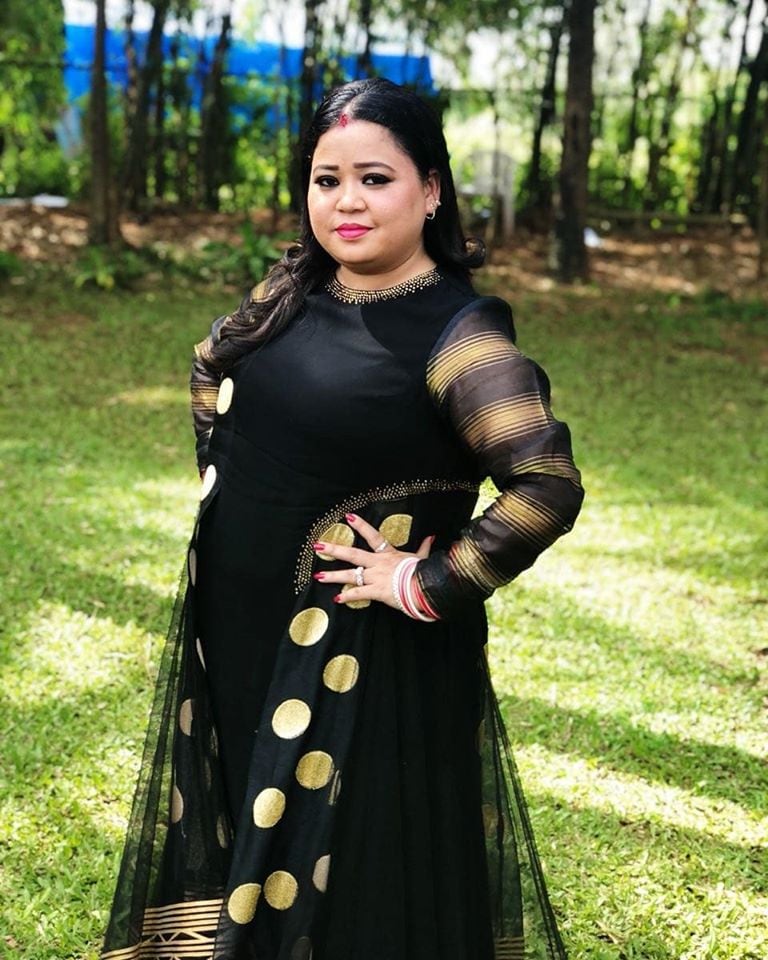 एका शोसाठी ती सात ते आठ लाख रुपये मानधन घेते.