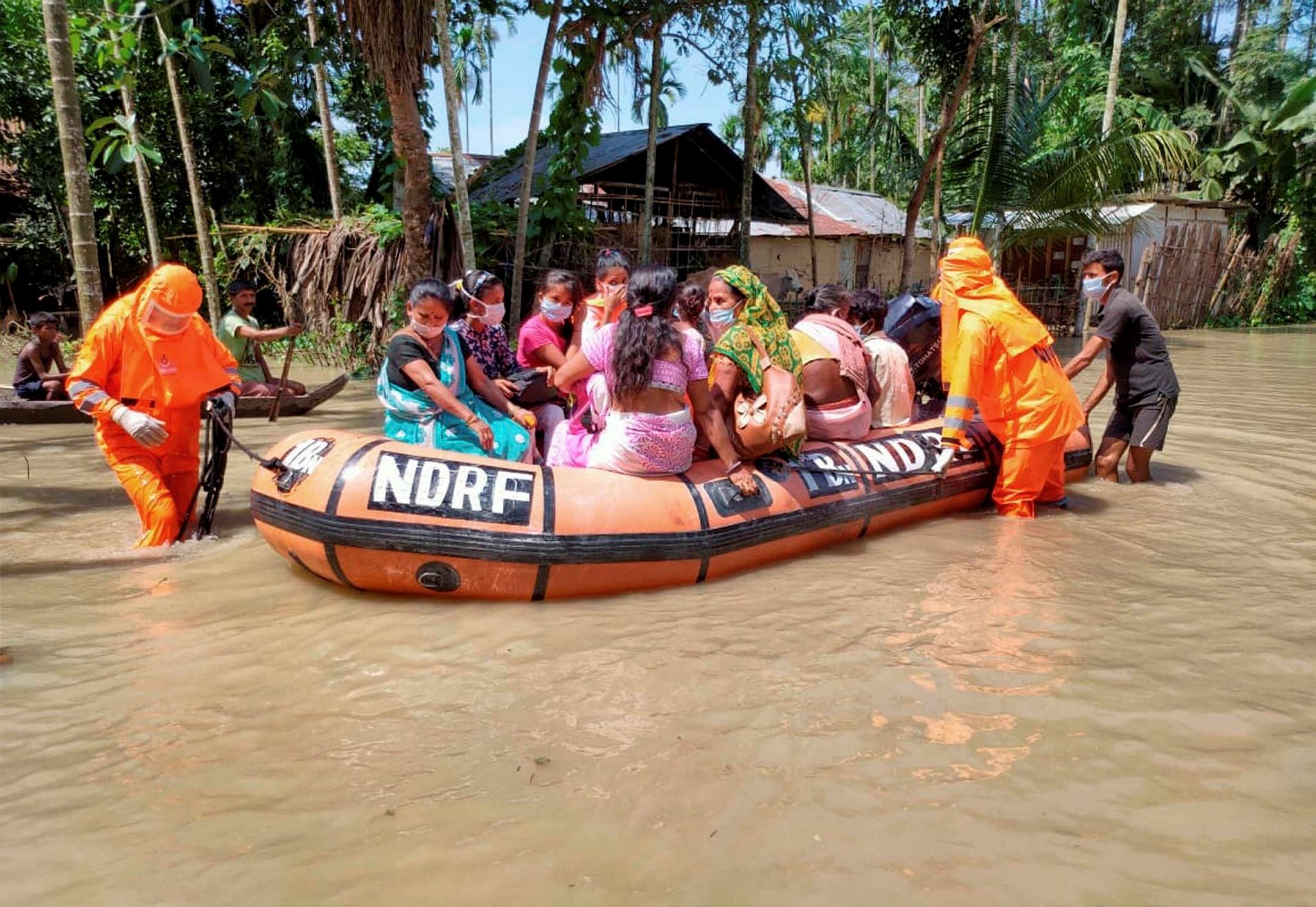 ब्रम्हपुत्रा नदीने आपली धोक्याची पातळी ओलांडल्यानंतर आसाम आणि अरुणाचल प्रदेशमध्ये पुराचा इशारा देण्यात आला होता. भारतीय हवामान विभागाने दिलेल्या माहितीनुसार १६ जुलैपर्यंत या भागात मुसळधार पावसाची शक्यता आहे.