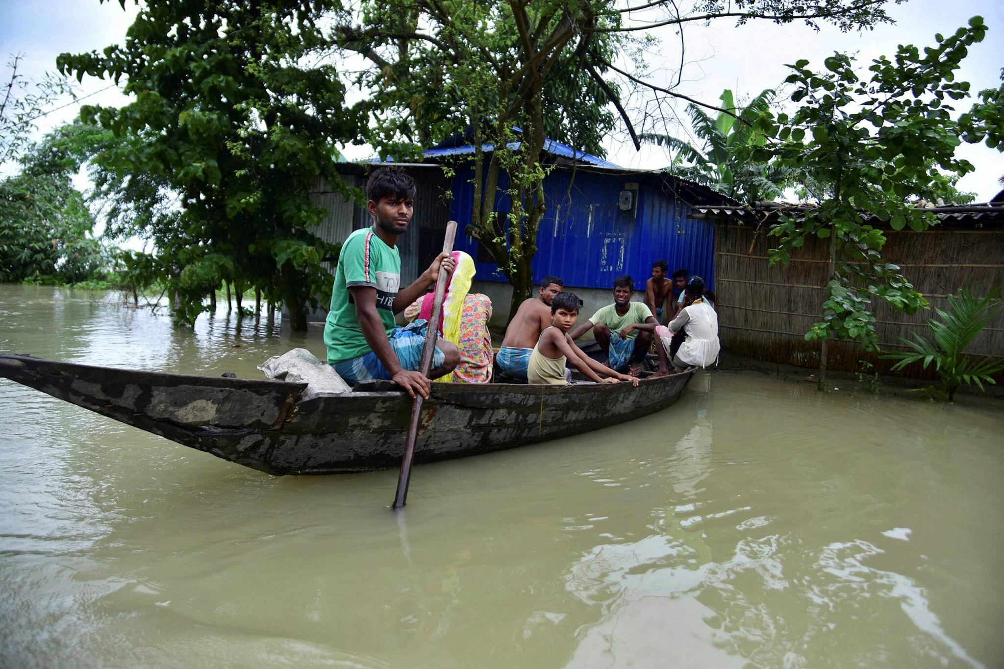 मिळेल त्या साधनाने पुरातून बाहेर पडण्याचा प्रयत्न स्थानिक नागरिक करत आहेत.