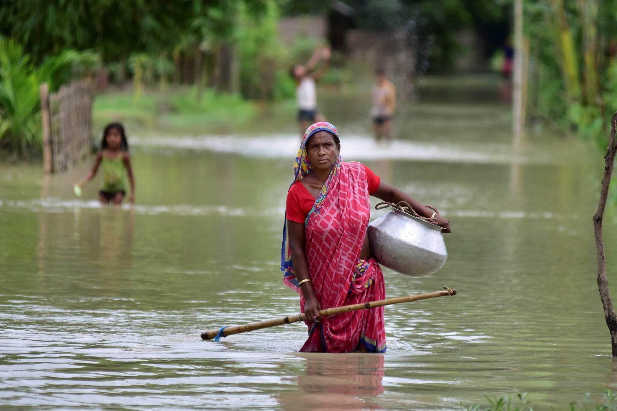 बहुतांश सखल भागात रस्त्यांवर पाणी साचलं आहे.