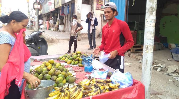 Asian Youth Athletics Championships मध्ये २०१९ साली कांस्यपदक मिळवणाऱ्या अली अन्सारीला सध्या घर चालवण्यासाठी रस्त्यावर फळं विकावी लागत आहेत. वडिलांचा रोजगार तुटलाय, घरात येणारा पैसा बंद झाला. मी परिवारातला मोठा मुलगा असल्यामुळे मला त्यांची जबाबदारी घेणं भाग होतं. आता बहुतेक मी केळीवाला बनेन असंच वाटतंय अली अन्सारीने आपली हताश प्रतिक्रीया व्यक्त केली. (फोटो - अँड्रू अम्सन)