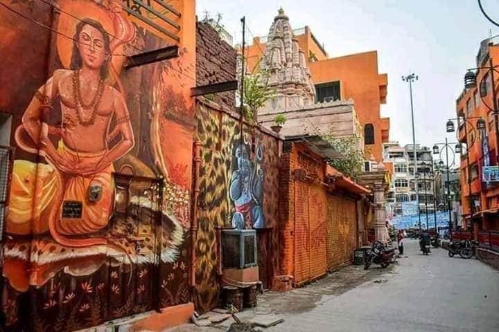 अशाप्रकारे अयोध्येमधील शेकडो भिंतींनी कात टाकली असून नवीन आकर्षक स्वरुप त्यांना मिळालं आहे(Photo: Twitted by Twitter/priyagupta999)