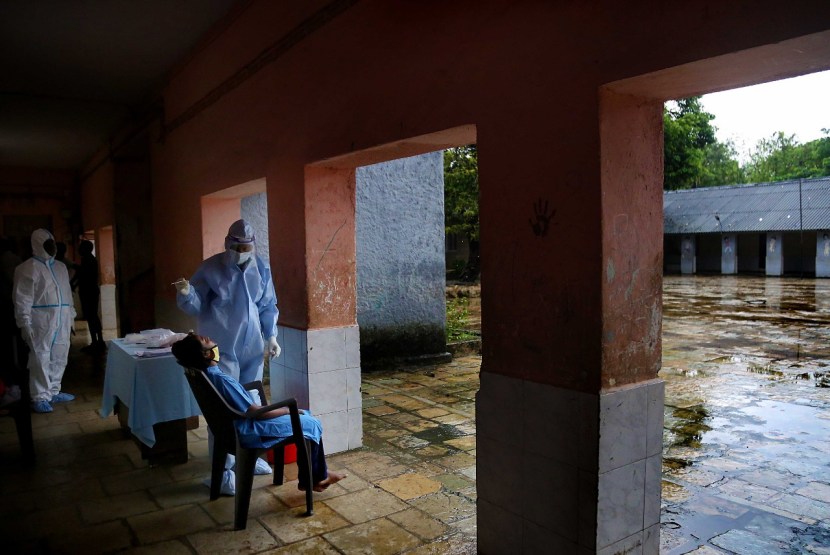 मुंबईत करोनाग्रस्त रुग्णांची वाढती संख्या पाहता महापालिका आणि आरोग्य विभागाने करोना चाचण्यांचं प्रमाण वाढवलं आहे.