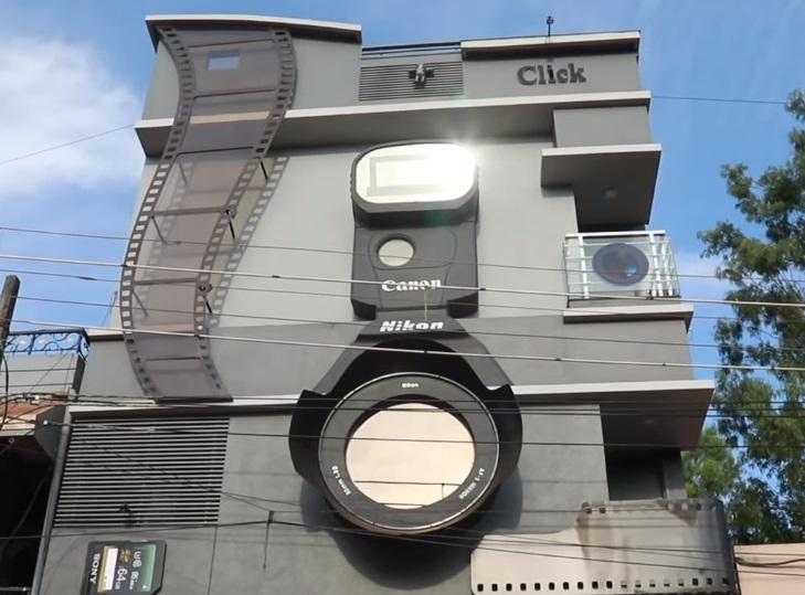 रवी यांनी बेळगावमधील शास्त्री नगर भागात बांधलेल्या कॅमेराच्या आकाराच्या बंगल्याचं नाव सोनी असं आहे. (Photo: Youtube/Caters Clips)
