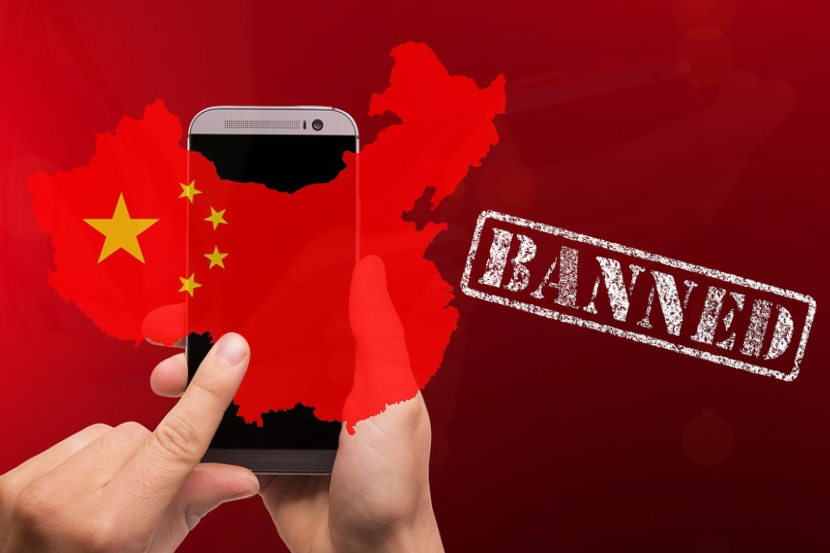 इंटरनेटवरील जाणकार आणि तंत्रज्ञान क्षेत्रातील व्यक्ती याला ग्रेट फायरवॉल ऑफ चायना असं म्हणतात. चीनमधील नियमांनुसार जगभरात लोकप्रिय असणाऱ्या अनेक वेबसाईट आणि सोशल नेटवर्किंग अ‍ॅप्स वापरण्यास बंदी आहे. अनेक जण व्हिपीएन म्हणजेच व्हर्चूअल प्रायव्हेट नेटवर्कच्या आधारे या वेबसाईट पाहतात. मात्र सामान्यांना या वेबसाईट वापरण्याची परवानगी नाही. यापैकी काही साईट या सोशल नेटवर्किंगच्या आहेत तर काही बातम्यांच्या. चीनमध्ये इंटरनेट वापराचे स्वातंत्र्य नागरिकांना नाही. त्यामुळे त्यांनी काय पहावे आणि काय नाही हे येथील सरकारी नियमांनुसार ठरवून दिले जाते. याच बंदीमुळे चीनमध्ये जगभरात वापरली जात नाही अशी बायडू, विबो यासारख्या वेगळ्याच सोशल नेटवर्किंगसाईट लोकप्रिय आहेत. मात्र आपण या गॅलरीमध्ये चीनने बंदी घातलेल्या वेबसाईट आणि अ‍ॅप्सबद्दल जाणून घेणार आहोत.